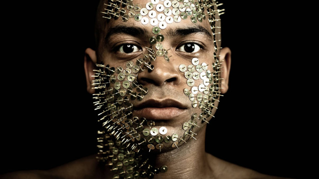 Обои картинки фото разное, - другое, лицо, маска, портрет, кнопки, мулат, негр, чёрный, фон, мужчина