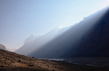 Картинка тибет +кайлас +утренние+лучи+в+долине природа горы кайлас утро лучи долина рассвет