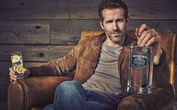 Картинка мужчины ryan+kwanten джин бутылка стакан кресло актер ryan reynolds