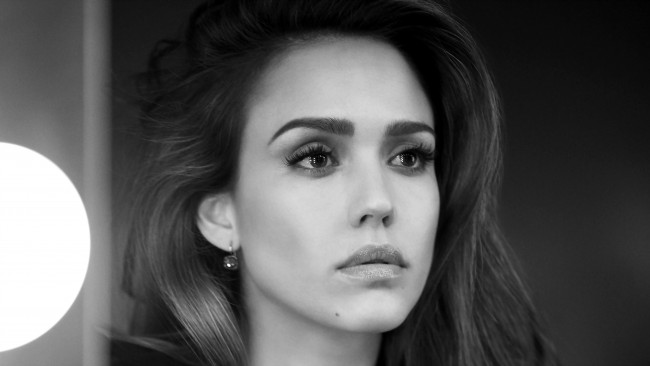 Обои картинки фото девушки, jessica alba, лицо, черно-белая, актриса