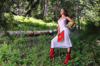 Картинка девушки elena+generi лес деревья брюнетка сапоги веер бижутерия поза