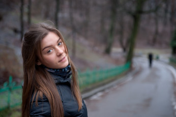 Картинка девушки lily+chey шатенка взгляд куртка улица