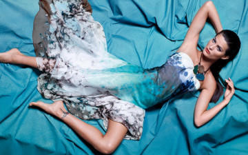 Картинка девушки isabeli+fontana модель брюнетка ожерелье платье ткань