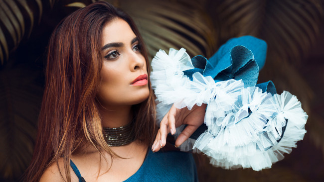 Обои картинки фото девушки, - лица,  портреты, взгляд, поза