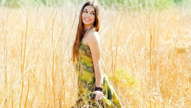 Обои картинки фото девушки, - рыжеволосые и разноцветные, луг, рыженькая, улыбка