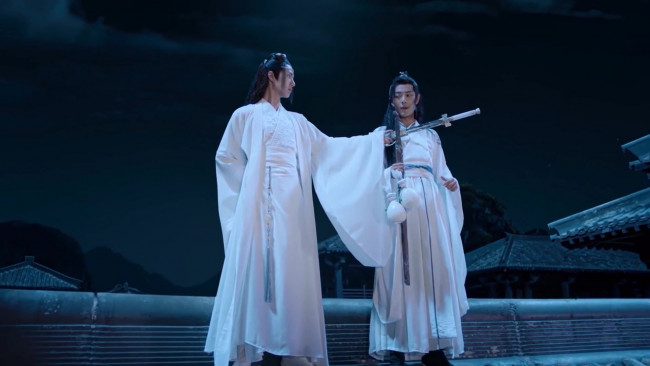 Обои картинки фото кино фильмы, the untamed, лань, ванцзи, вэй, усянь, меч, вино, крыша