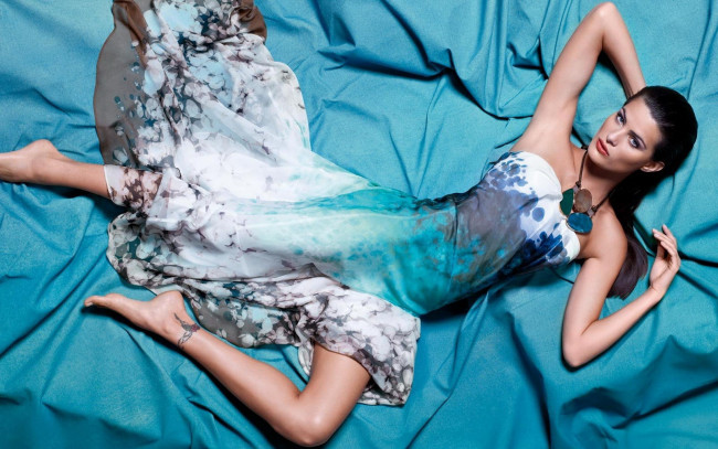 Обои картинки фото девушки, isabeli fontana, модель, брюнетка, ожерелье, платье, ткань