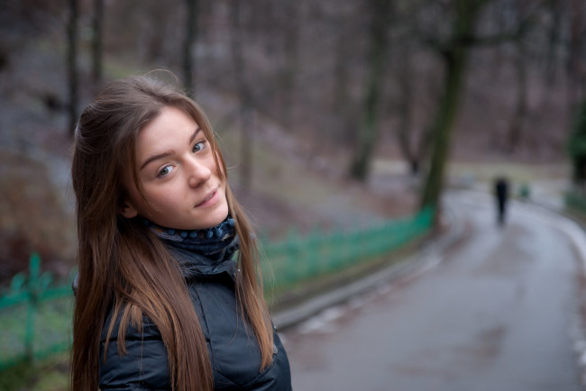 Обои картинки фото девушки, lily chey, шатенка, взгляд, куртка, улица