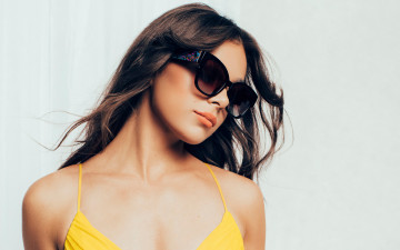 Картинка девушки hailee+steinfeld шатенка лицо очки