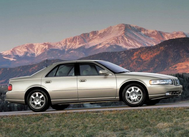 Обои картинки фото автомобили, cadillac, кадиллак, серебристый, горы