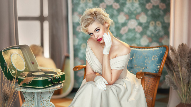 Обои картинки фото девушки, - блондинки,  светловолосые, блондинка, анастасия, бармина, девушка, модель, стул, белое, платье, грамофон