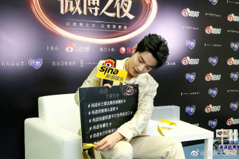 Картинка мужчины xiao+zhan актер микрофон табличка