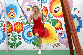 Картинка девушки -+блондинки +светловолосые блондинка качели алое платье