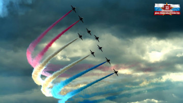 обоя праздничные, день защитника отечества, самолеты, полет, след, небо, тучи