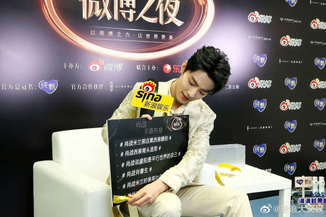 Обои картинки фото мужчины, xiao zhan, актер, микрофон, табличка