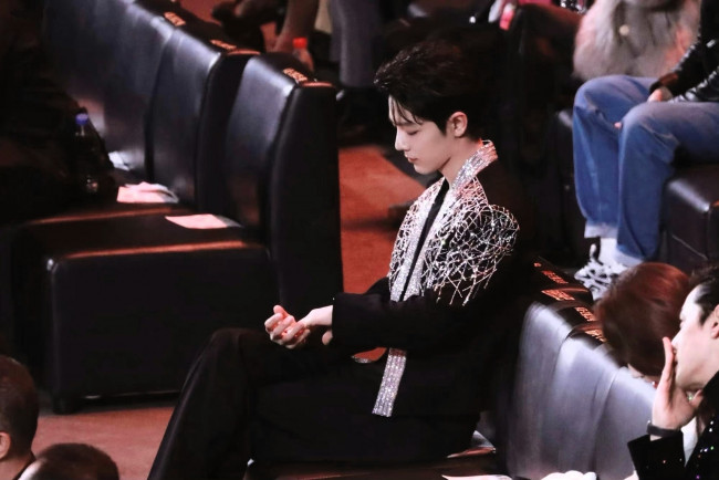 Обои картинки фото мужчины, xiao zhan, актер, зал, люди