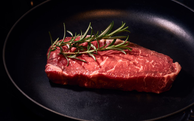 Обои картинки фото еда, мясные блюда, розмарин, стейк, мясо, свежее, говядина