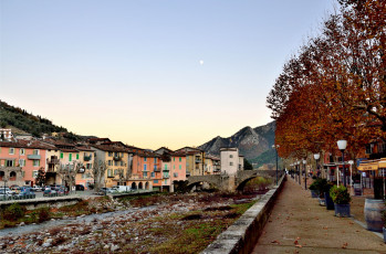 Картинка города улицы площади набережные sospel