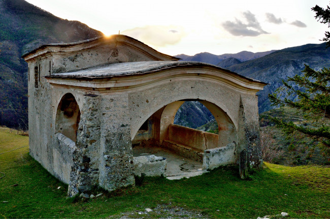 Обои картинки фото часовня, святого, креста, города, католические, соборы, костелы, аббатства, прованс