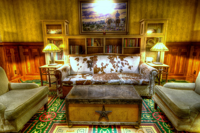Обои картинки фото интерьер, гостиная, лампы, картина, книги, диван, стол