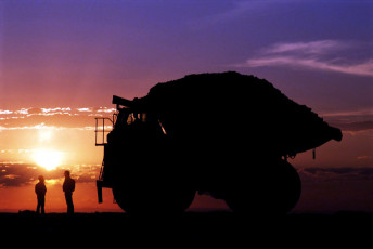 Картинка техника строительная закат груз самосвал рабочие