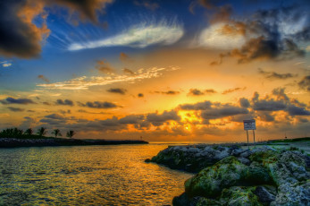 Картинка природа тропики океан атолл пролив пальмы тучи