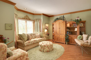 Картинка интерьер гостиная диваны шкаф окно подушки пуф