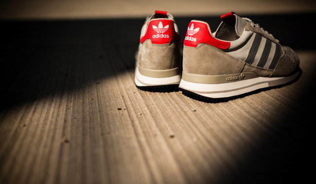 Обои картинки фото бренды, adidas, адидас, кроссовки, обувь