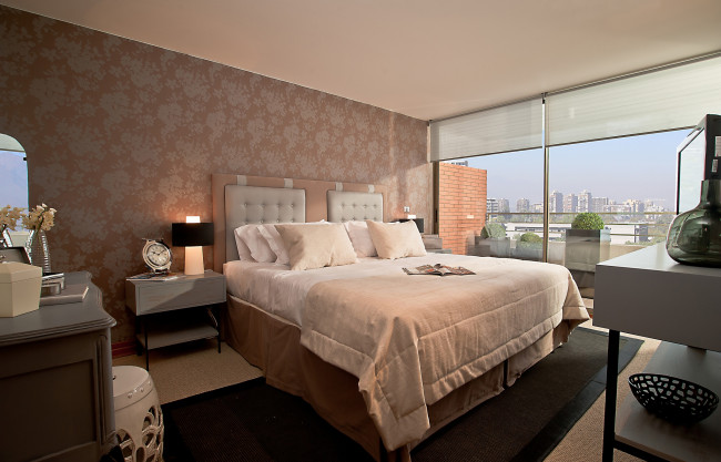 Обои картинки фото интерьер, спальня, кровать, подушки, окно, часы