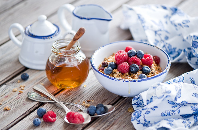 Обои картинки фото еда, разное, мед, мюсли, малина, голубика