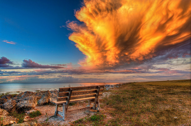 Обои картинки фото природа, побережье, океан, берег, скамейка, облака