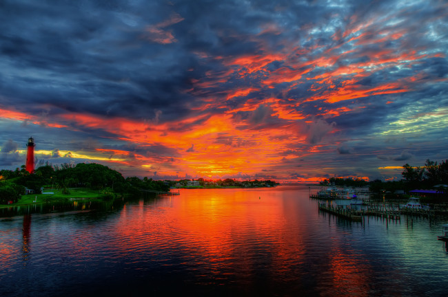 Обои картинки фото природа, маяки, море, залив, пристань, тучи, маяк