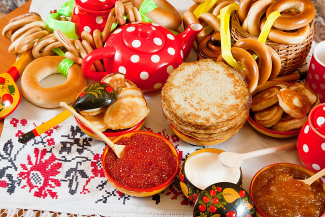Обои картинки фото еда, разное, икра, оладьи, хохлома, чайник, вышивка, скатерть, масленица, блины, бублики, баранки, сметана, ложки, джем