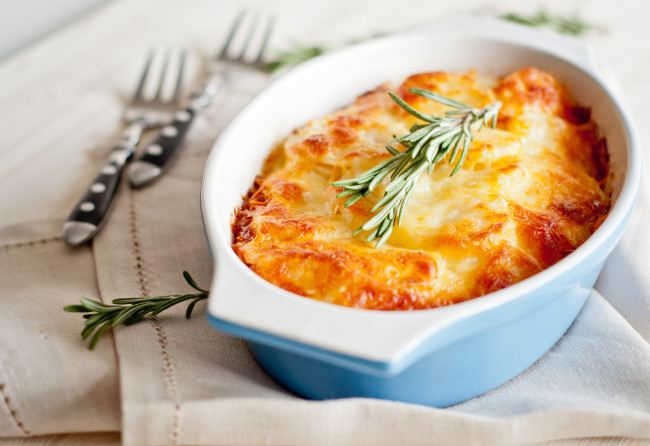 Обои картинки фото еда, вторые, блюда, запеканка, розмарин