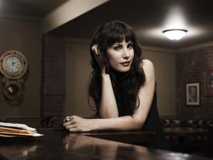 Картинка девушки carly+pope портреты стены кольцо часы комната лампа стол актриса свет картины carly pope