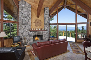 Картинка интерьер гостиная камин диван