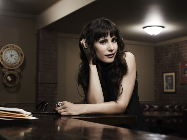 Обои картинки фото девушки, carly pope, портреты, стены, кольцо, часы, комната, лампа, стол, актриса, свет, картины, carly, pope