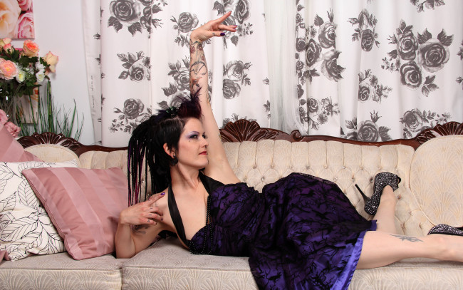 Обои картинки фото девушки, -unsort , брюнетки,  шатенки, диван, пирсинг, тату