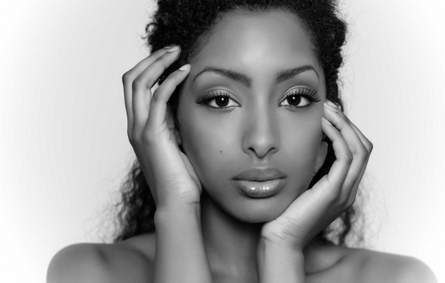 Обои картинки фото девушки, olayinka noel, портрет, руки