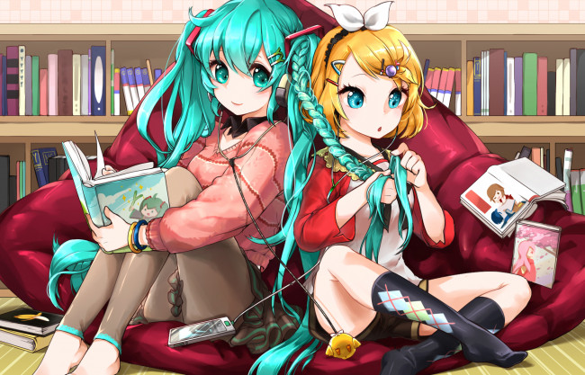 Обои картинки фото аниме, vocaloid, арт, kimjae737, hatsune, miku, kagamine, rin, девушки, дом, комната, сидя, наушники, манга, косичка, книги, музыка