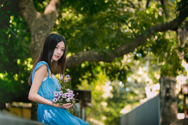 Обои картинки фото девушки, -unsort , азиатки, букет, взгляд