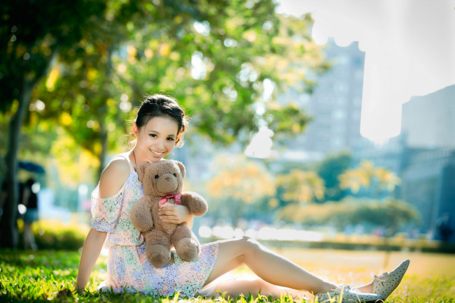 Обои картинки фото девушки, -unsort , азиатки, девушка, улыбка, игрушка, полянка
