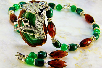 Картинка разное украшения +аксессуары +веера бусы серьги ожерелье бижутерия украшение фон