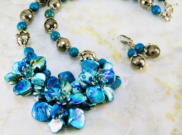 Обои картинки фото разное, украшения,  аксессуары,  веера, фон, серьги, ожерелье, бижутерия, украшение, бусы