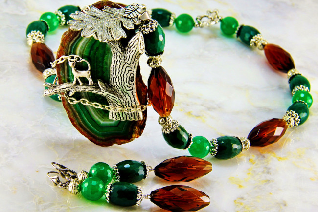 Обои картинки фото разное, украшения,  аксессуары,  веера, бусы, серьги, ожерелье, бижутерия, украшение, фон