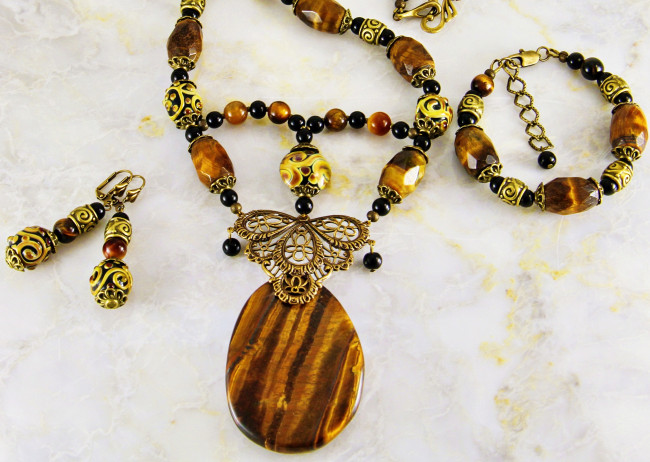 Обои картинки фото разное, украшения,  аксессуары,  веера, бусы, серьги, ожерелье, бижутерия, украшение, фон