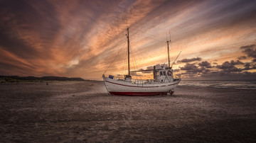 Картинка корабли баркасы+ +буксиры пляж