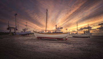 Картинка корабли баркасы+ +буксиры пляж