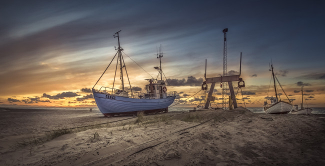 Обои картинки фото корабли, баркасы ,  буксиры, пляж