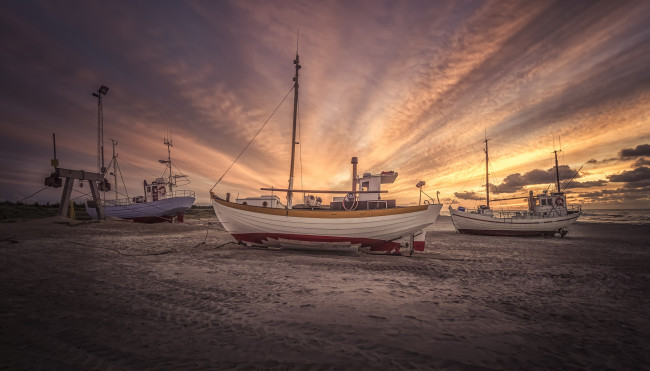 Обои картинки фото корабли, баркасы ,  буксиры, пляж